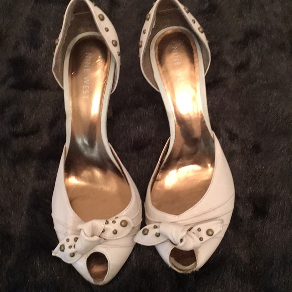 - 🦊 Nine West tan studded peep toe. 4 in wood heel - Picture 1 of 5